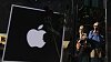 Kolemjdouc� si fot� malou p�ipom�nku odchodu Steva Jobse na obchod� Apple Store v New Yorku.