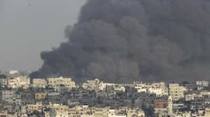 Nad východní částí města Gaza stoupá dým po pozemním útoku Izraelců. Stoupající dým.