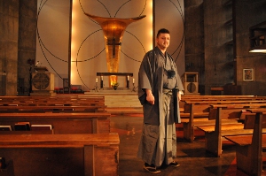 I kdybyste byli v divadle sebelep��, nikdy z v�s v Japonsku nebude profesion�l.