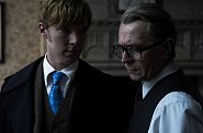 Gary Oldman (vpravo) ve filmu Jeden mus� z kola ven