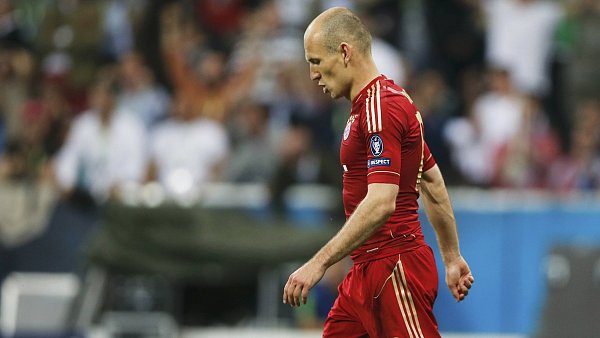 Arjen Robben odchází jako poražený z finále Ligy mistrů, v němž Chelsea zvítězila nad Bayernem Mnichov v penaltovém rozstřelu. Arjen Robben