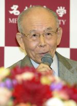 Isamu Akasaki, profesor Meijo University v Nagyoa.