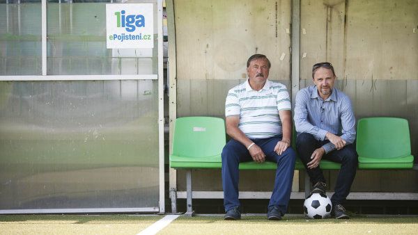 Na ukradenou identitu hnut&iacute; JsmePRO! Kraj 2016 upozor�uje video l&iacute;dra Lea Steinera s fotbalistou Anton&iacute;nem Panenkou