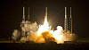 Raketa Falcon 9 SpaceX po startu z mysu Canaveral.