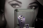 Za perlový náhrdelník "La Peregrina", který nosila Elisabeth Taylorová, vydal neznámý kupec 230 milionů korun.