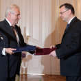 Petr Nečas podává 17. června na Pražském hradě prezidentovi republiky Miloši Zemanovi svou demisi. Premiérova demise