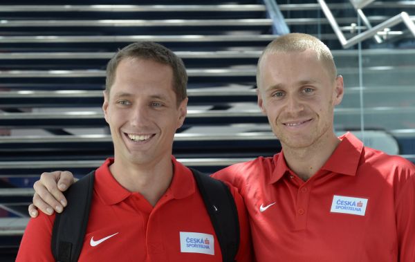 �&aacute;st �esk&eacute; atletick&eacute; reprezentace odlet�la 4. �ervence z Leti&scaron;t� V&aacute;clava Havla Praha na mistrovstv&iacute; Evropy do Amsterdamu. Na sn&iacute;mku o&scaron;t�pa�i V&iacute;t�zslav Vesel&yacute; (vlevo) a Jakub Vadlejch.