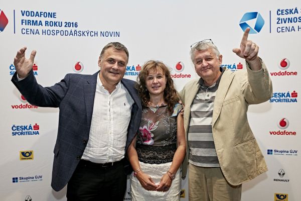 Laure&aacute;ti slavnostn&iacute;ho ve�era (zleva) Josef Suska, Jana Havrdov&aacute; a z&aacute;stupce Dosky Jan Jaro&scaron;