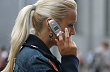 Dívka telefonuje z mobilu, ilustrační foto Dívka telefonuje z mobilu, ilustrační foto