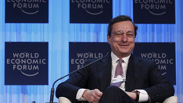 Mario Draghi si fórum v Davosu oividn uívá.