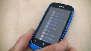 Mobilní telefon Nokia Lumia 600.