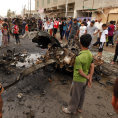 Civilist� u trosek voz� po bombov�m �toku v Bagd�du