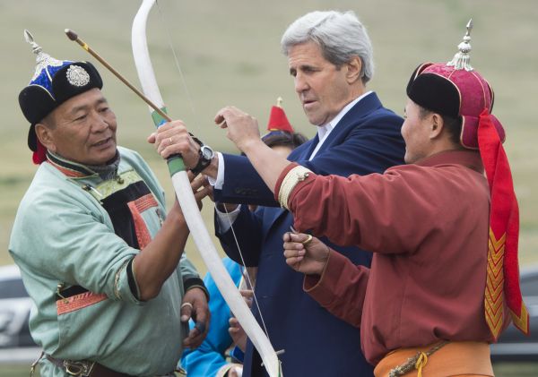 Ministr zahrani�&iacute; John Kerry si b�hem ofici&aacute;ln&iacute; n&aacute;v&scaron;t�vy v Mongolsku vyzkou&scaron;el lukost�elbu.