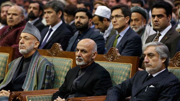 Na konci m�s&iacute;ce vypr&scaron;&iacute; dohoda mezi prezidentem A&scaron;rafem Ghan&iacute;m (uprost�ed) a &scaron;&eacute;fem v&yacute;konn&eacute; moci Abdull&aacute;hem Abdull&aacute;hem (vpravo). Vlevo b&yacute;val&yacute; prezident H&aacute;mid Karza