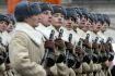 P�ehl�dka historick�ch uniforem a vybaven� na Rud�m n�m�st�.