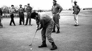 Che Guevara a Fidel Castro p�i golfu (b�ezen 1961)