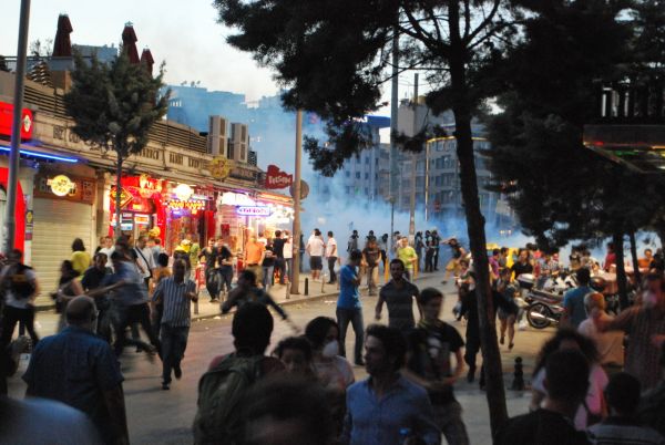 Kliknte na obrzek pro zobrazen fotek z demonstrace v Turecku
