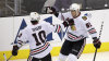 Mari�n Hossa (vpravo) se raduje z g�lu do branky Los Angeles