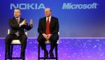 f Nokie Stephen Elop (vlevo) a bval f Microsoftu Steve Ballmer. (Archivn foto)