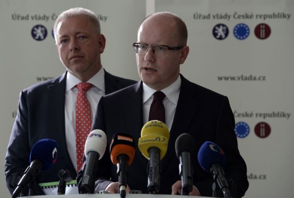 Pøedseda vlády Bohuslav Sobotka (vpravo) a ministr vnitra Milan Chovanec vystoupili 22. záøí v Praze na tiskové konferenci k pozici ÈR v oblasti migrace.