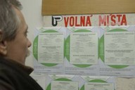 Mu� na ��adu pr�ce, n�st�nka s voln�mi pracovn�mi m�sty