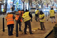 Nový rok, 6 hodin ráno. Lidi vítající rok 2009 vystřídaly úklidové čety Nový rok, 6 hodin ráno. Lidi vítající rok 2009 vystřídaly úklidové čety