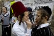 Židé oslavují svátek Purim. Židé oslavují svátek Purim.