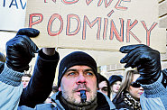 Zhruba tři stovky studentů a učitelů včera protestovaly před budovou plzeňské právnické fakulty. NEVZDÁVAJÍ TO