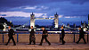Finančníci londýnské City kráčející po London Bridge