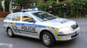 Policejn� eskorta p�iv�� ve st�edu ve�er Davida Ratha do v�znice.