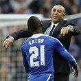 Po oslavách odchod? Salomon Kalou a Roberto Di Matteo získali pro Chelsea dva tituly, jejich setrvání v klubu je krajně nejsité. Salomon Kalou a Roberto Di Matteo