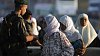 Izraelsk� policista kontroluje palestinsk� �eny
