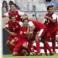 Fotbalisté Tahiti se radují z gólu.