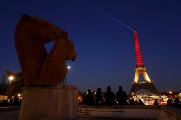 Eiffelova v s belgickou trikolorou.