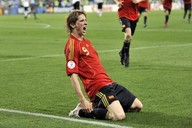 �pan�lsk� kanon�r Fernando Torres oslavuje vst�elen� branky.