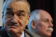 Předseda TOP 09 Karel Schwarzenberg a odborník v oblasti životního prostředí za tutéž stranu Bedřich Moldan (vpravo) Předseda TOP 09 Karel Schwarzenberg a odborník v oblasti životního prostředí za tutéž stranu Bedřich Moldan (vpravo)