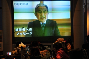 Kdy� je n�rodu nejh��, vystoup� v televizi i japonsk� c�sa� Akihito.