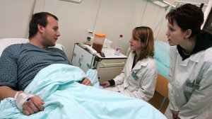 Studenti medic�ny hovo�� s pacientem
