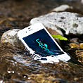 iPhone ošetřený technologií Liquipel se koupe v řece