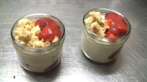 Cheesecake, jak jej připravuje francouzský cukrář Christophe Debreuiel z pražské restaurace Bellevue.