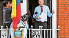 Assange p�i projevu z balkonu ekv�dorsk� ambas�dy v Lond�n�