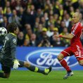 Arjen Robben z Bayernu proti brankáři Dortmundu Romanu Weidenfellerovi Arjen Robben z Bayernu proti brankáři Dortmundu Romanu Weidenfellerovi