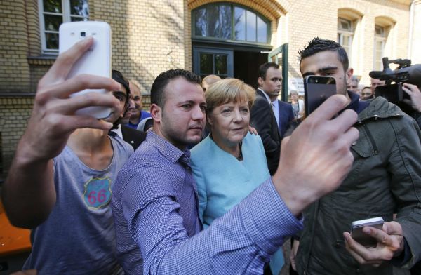 Kancléka Merkelová navštívila migranty, pijali jí s nadšením.