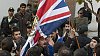 Protestující Íránci odstraňují z britského velvyslanectví vlajku