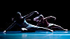 Kdy� patn�ct tane�nic a tane�n�k� postupuje zleva doprava, zd� se, �e jevi�t� se houpe jako lodn� paluba.