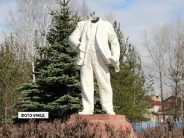 Leninova socha bez hlavy v ruskm msteku Nja