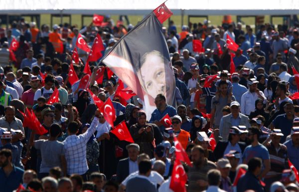 Stovky tis&iacute;c lid&iacute; se se&scaron;ly v centru Istanbulu, aby oslavily 563. v&yacute;ro�&iacute; dobyt&iacute; m�sta osmansk&yacute;mi Turky.