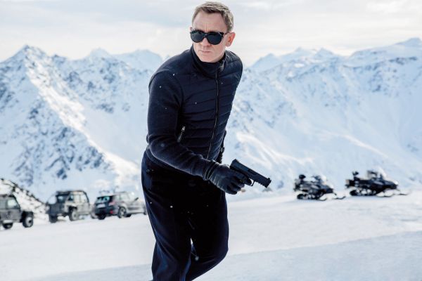 Daniel Craig se jako James Bond proh&aacute;n�l po zasn�en&yacute;ch tyrolsk&yacute;ch kopc&iacute;ch. My doporu�ujeme i "letn&iacute;" variantu.