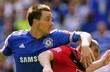 John Terry p�eskakuje Wayna Rooneyho. 