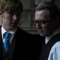 Gary Oldman (vpravo) ve filmu Jeden mus� z kola ven
